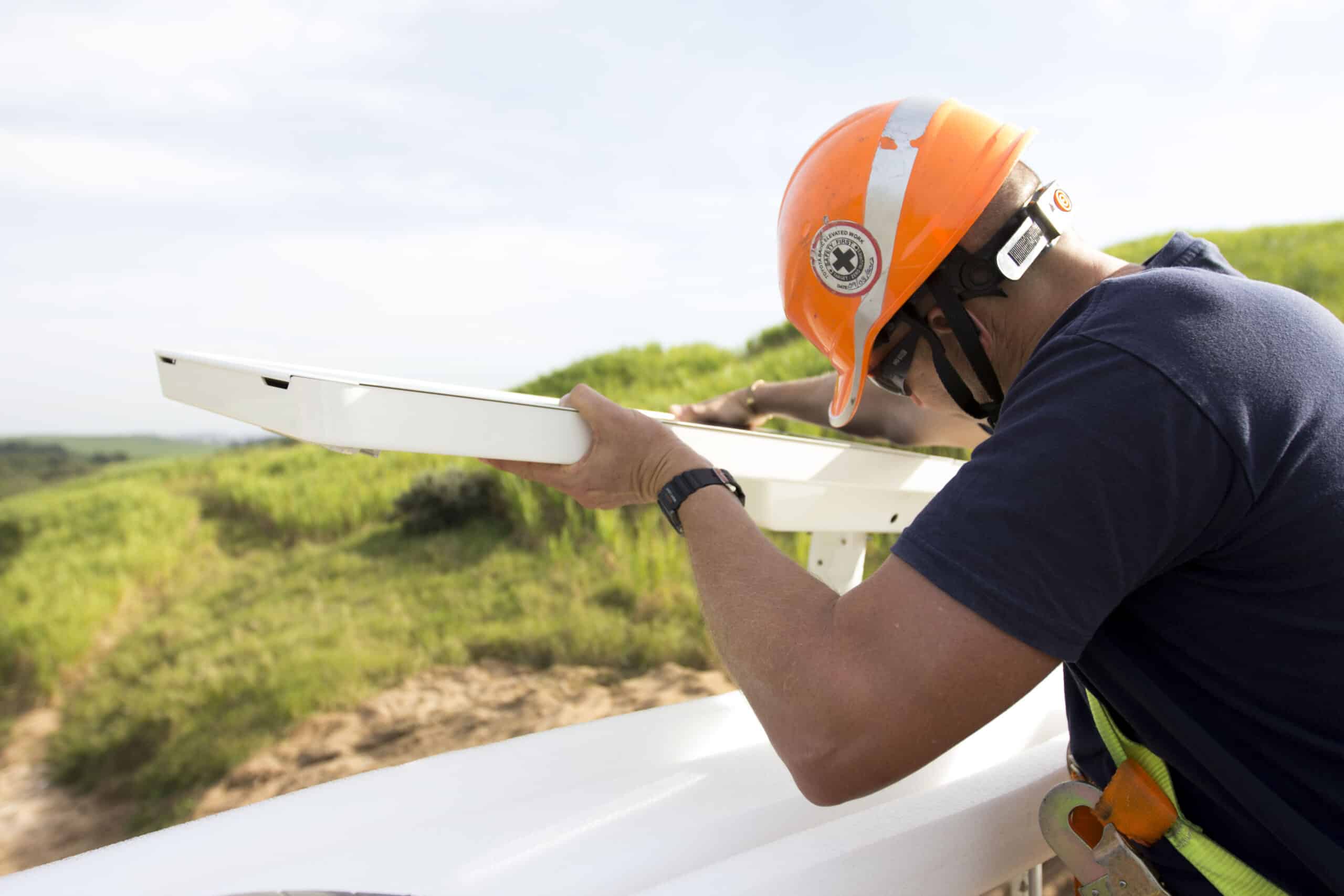 Installateur qui pose un panneau solaire iSSL+