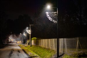 Chemin de Lalande de nuit avec les lampadaires EverGen et les guirlandes allumées