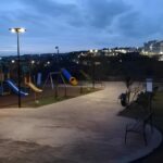 Parc Jean Calogero de nuit éclairé par un lampadaire solaire