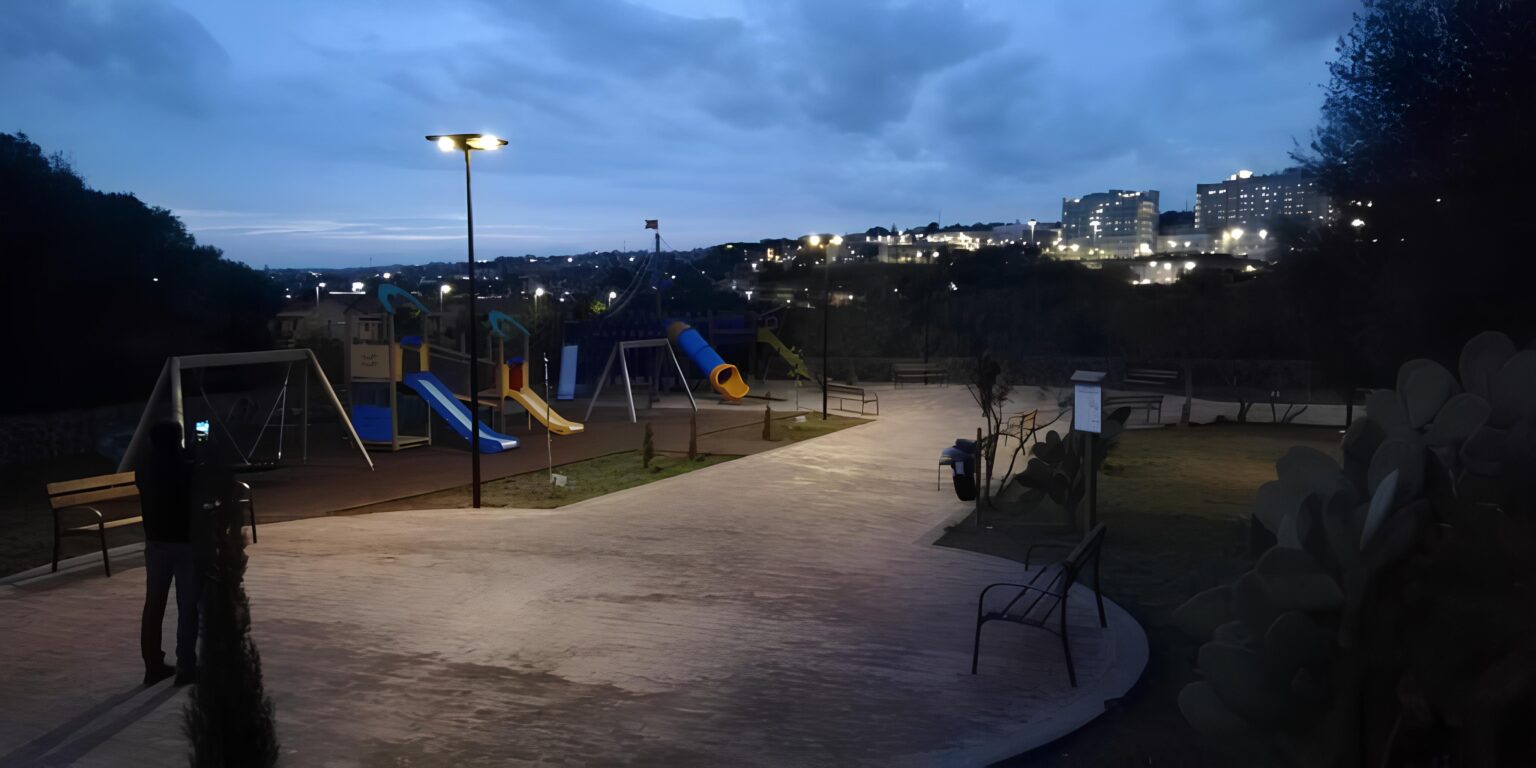 Parc Jean Calogero de nuit éclairé par un lampadaire solaire