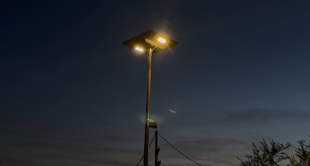 Lampadaire solaire iSSL Maxi Area de Sunna Design éclairé au parc Jean Calogero