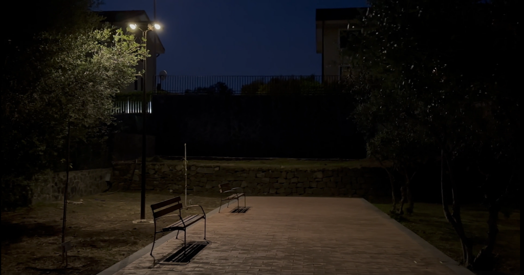 Espace détente avec banc du parc Jean Calaogero éclairé par un lampadaire solaire iSSL Maxi Area de Sunna Design