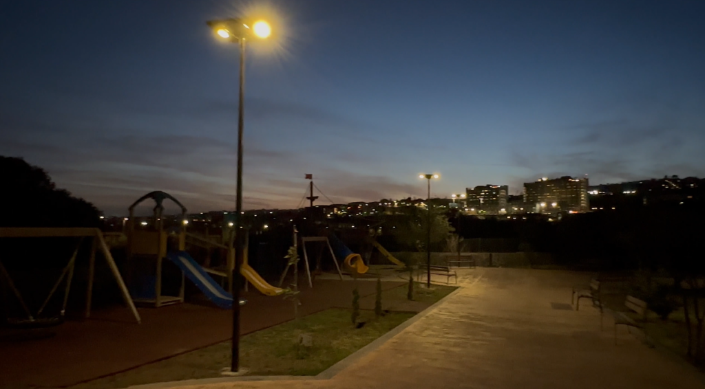 Aire de jeux pour enfant du parc Jean Calaogero éclairé par un lampadaire solaire iSSL Maxi Area de Sunna Design