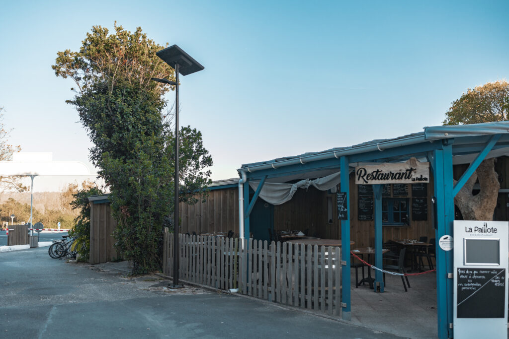 Lampadaire solaire pour le réstaurant du camping les Flots Bleus