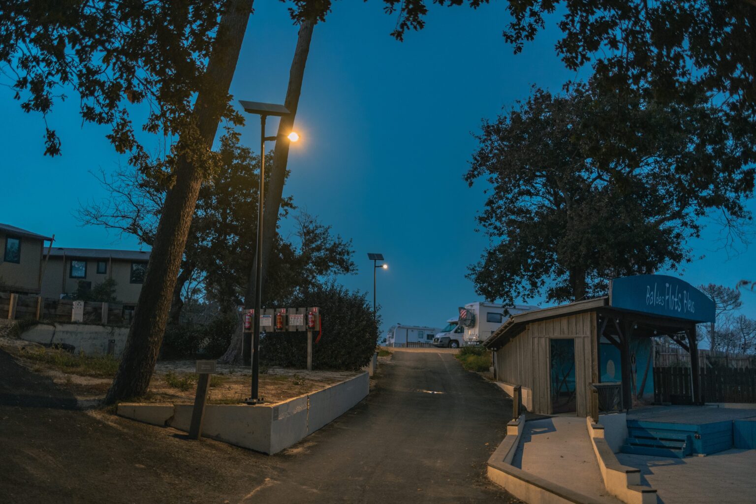 Camping les Flots Bleus éclairé la nuit avec l'éclairage solaire