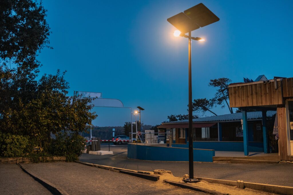 Entrée du camping les Flots Bleus de nuit éclairé par les lampadaire solaire UP2