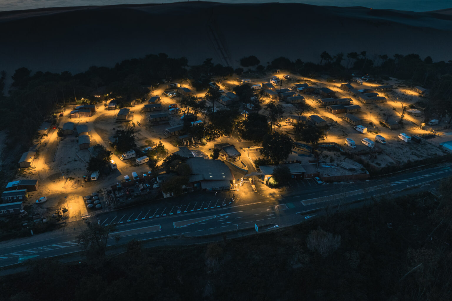 Camping des Flots bleus vue du ciel pendant la nuit avec l'écliarage des lampadaires solaire Sunna Design