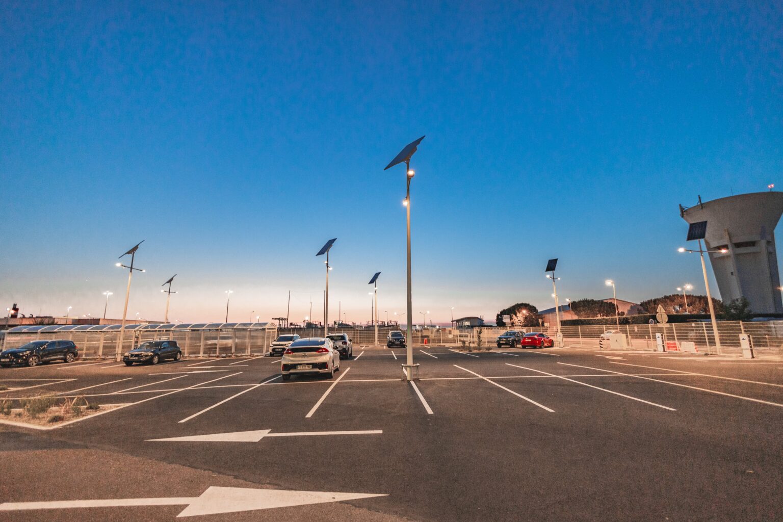 PArking aéroport de Bordeaux éclairé par des EverGen Sunna Design