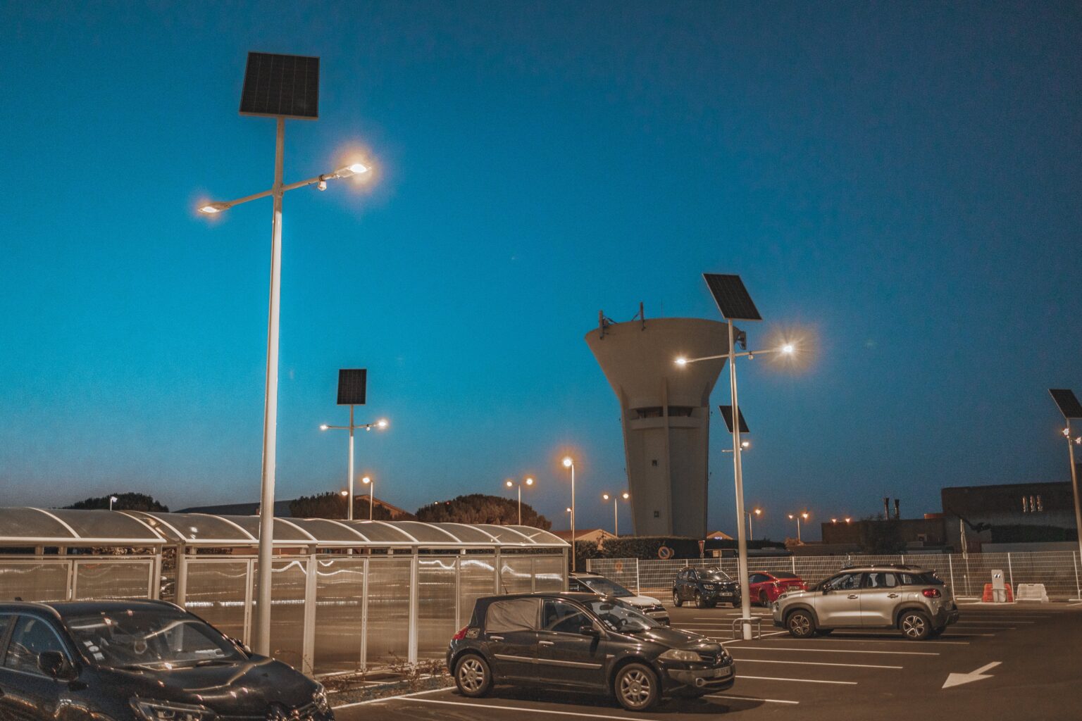 Parking aéroport de Bordeaux de nuit