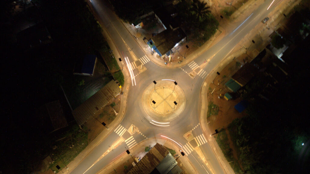 Plan drone de nuit d'un rond point sur l'axe Ouedo-Tori éclairé avec des EverGen Sunna Design