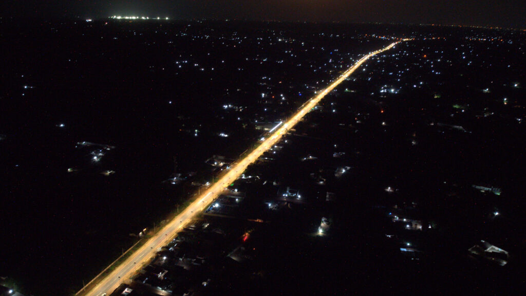 Plan drone de nuit de l'éclairage solaire Sunna Design au Bénin