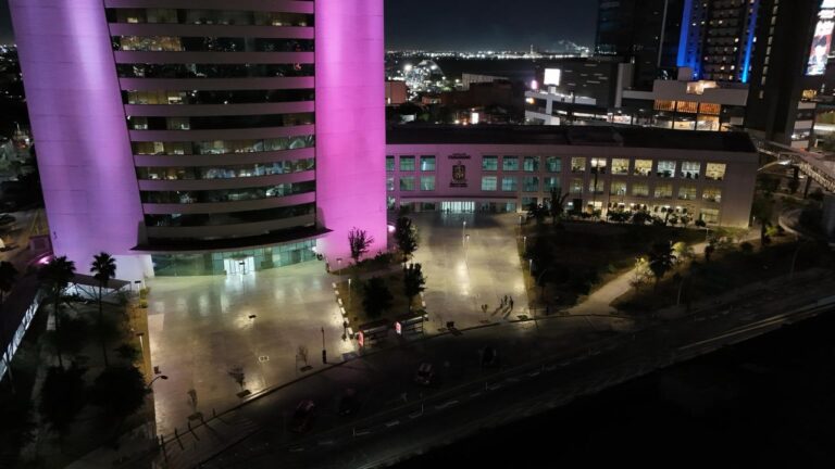 esplanade de la Torre administrativa de nuit