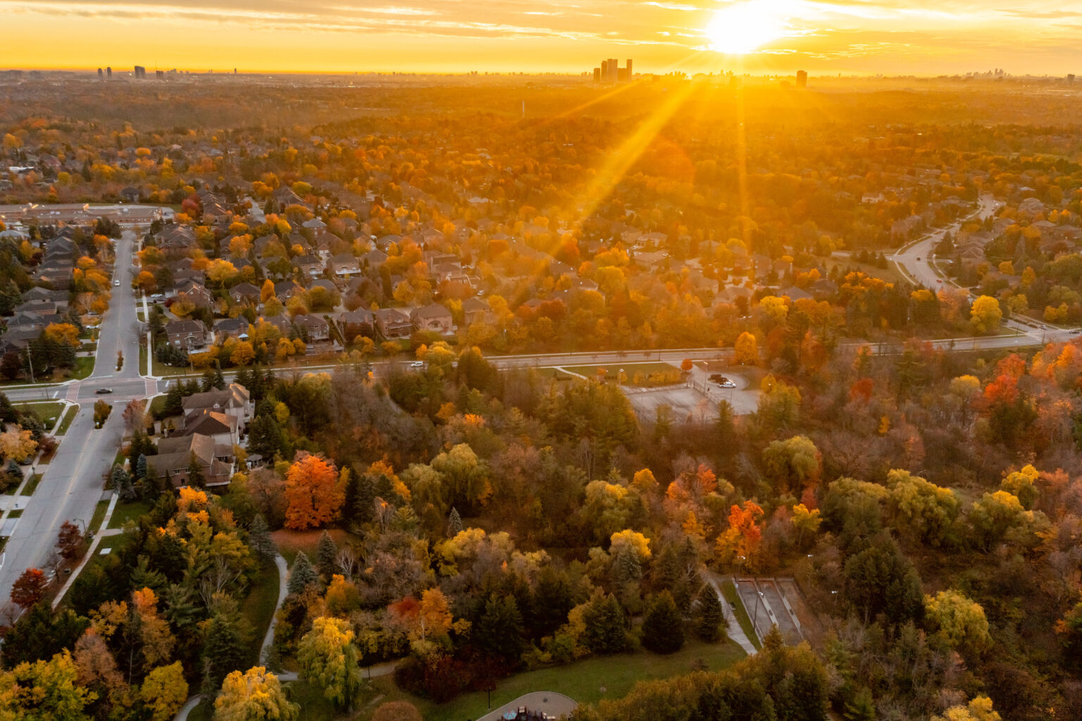 vue arienne ville et verdure au couché de soleil