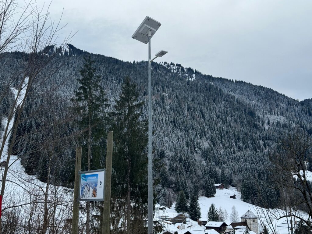 lampadaire solaire en hiver en Suisse