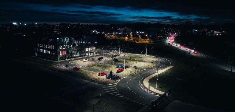 Parking éclairé de nuit grâce aux lampadaires solaire EverGen Sunna Design