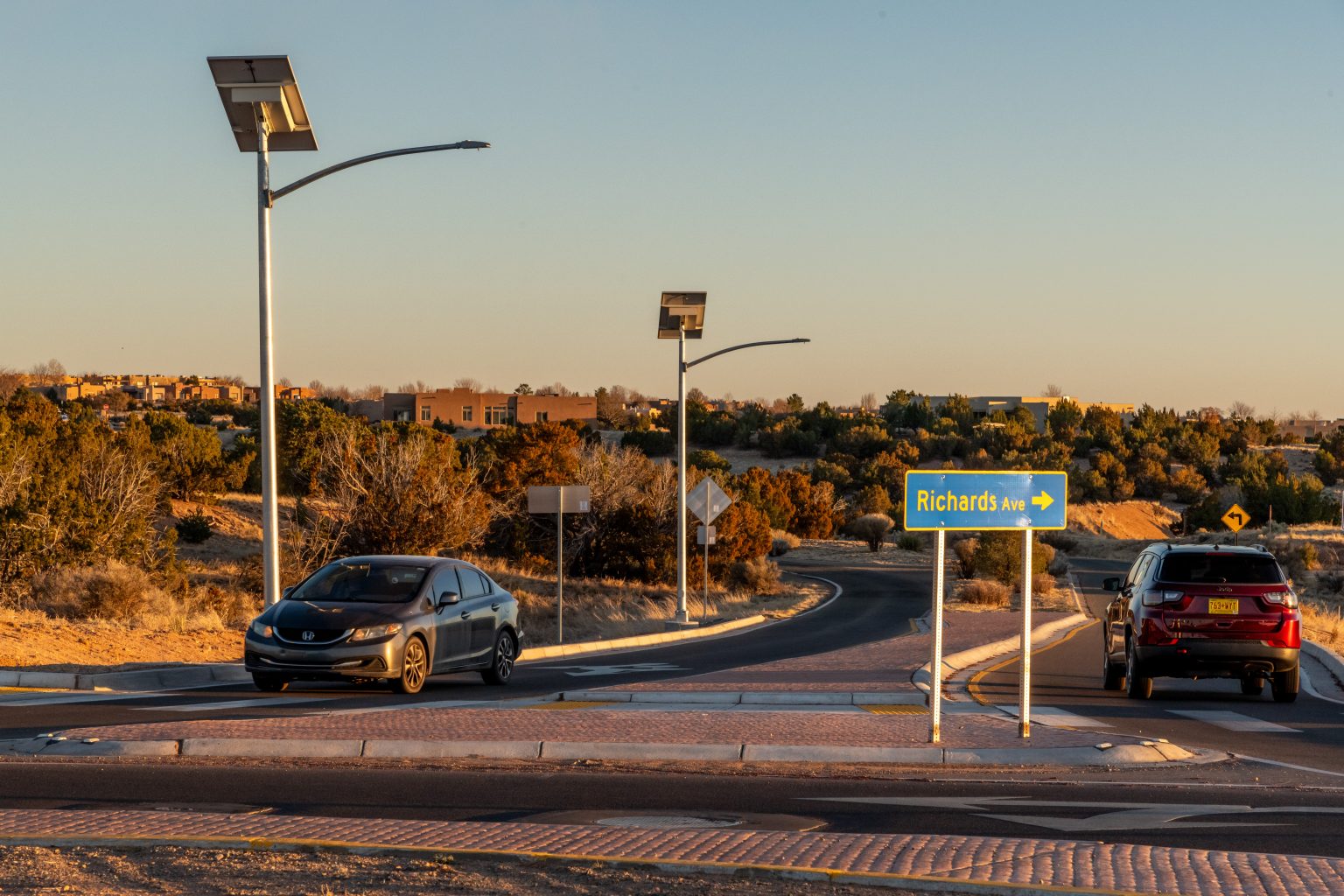Chantier d’installation de lampadaires solaires EverGen sans câblage ni tranchée