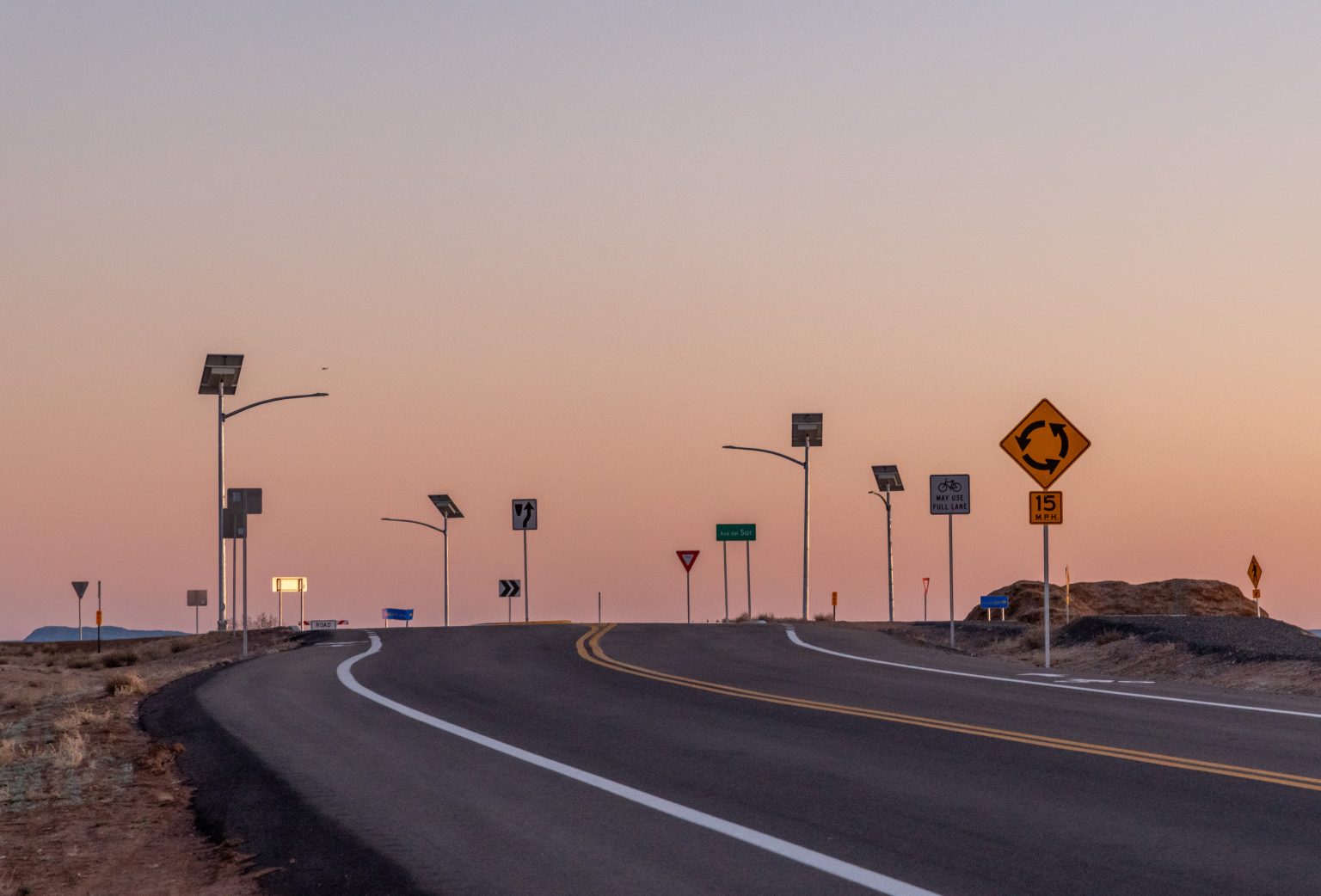 Voirie équipée de lampadaires solaires autonomes EverGen dans le comté de Santa Fe