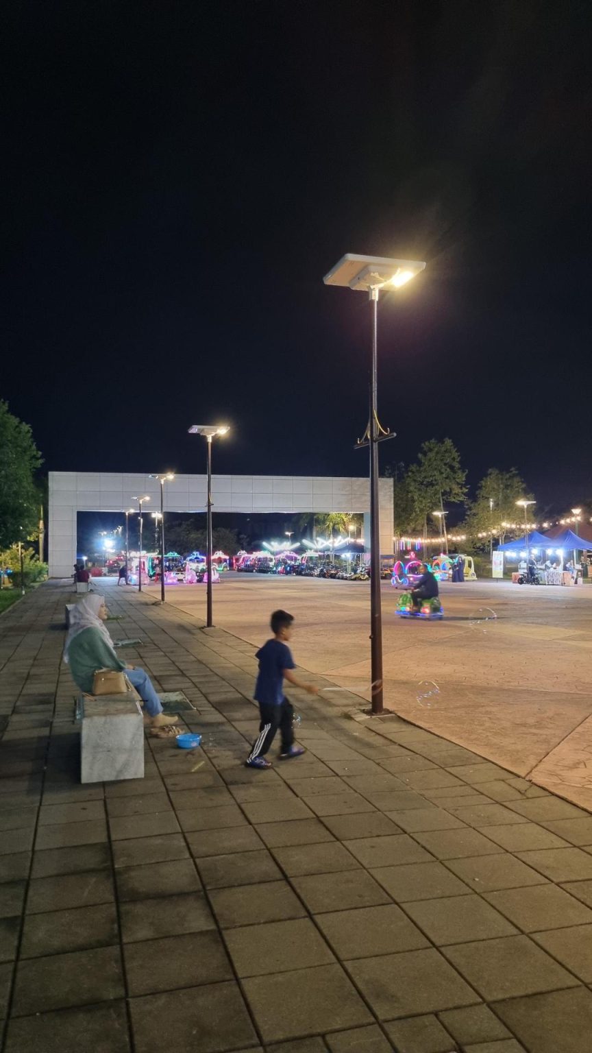 lampadaire solaire éclairé sur une allée en Malaisie