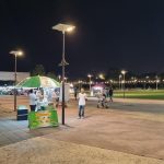 éclairage solaire de nuit sur une place en Malaise