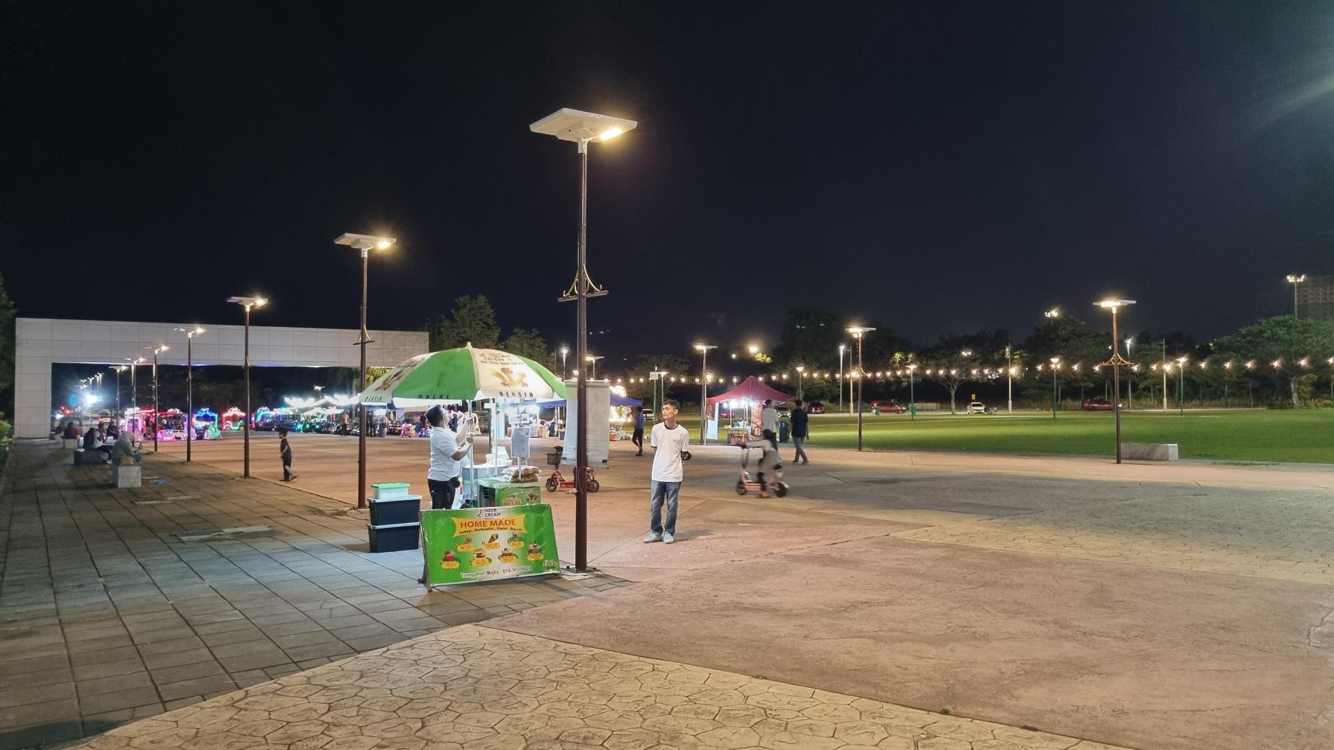 éclairage solaire de nuit sur une place en Malaise