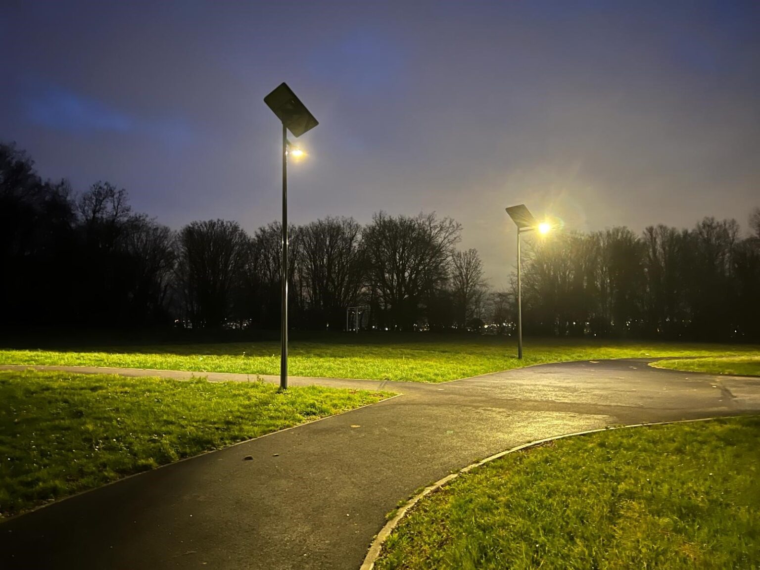 Chemin éclairé par des lampadaires solaires
