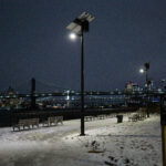 lampadaire solaire sous la neige de New York