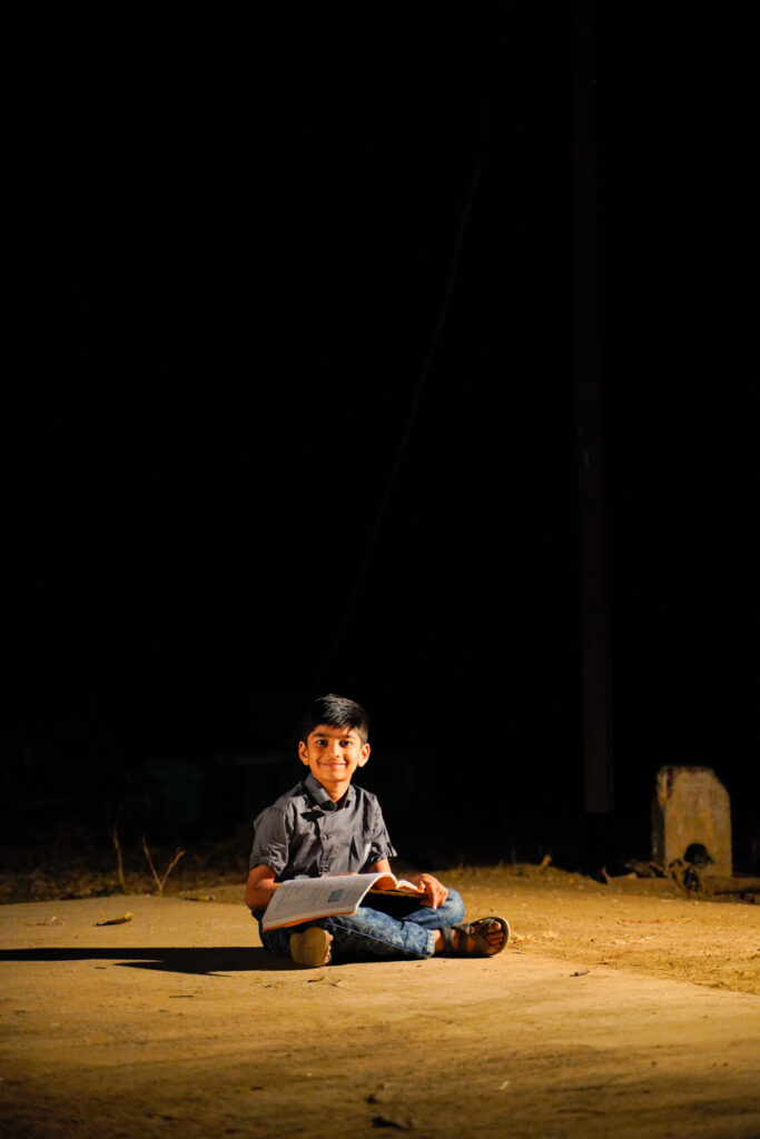 Education, enfant sous la lumière solaire