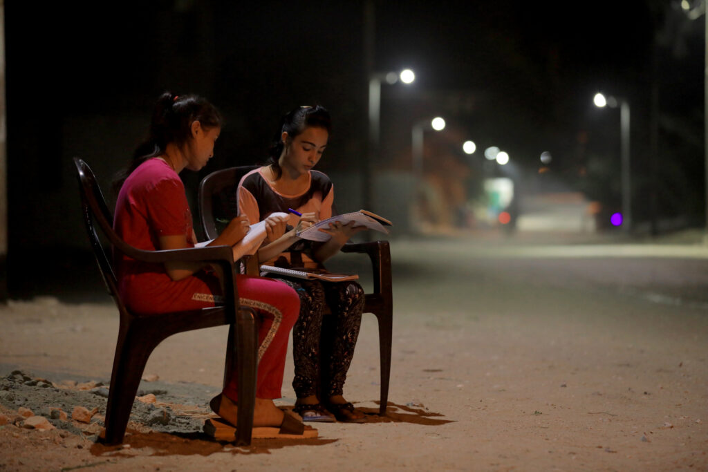 Enfant education, devoir sous la lumière des lampadaires solaires