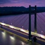 éclairage public solaire du pont costa rica de nuit