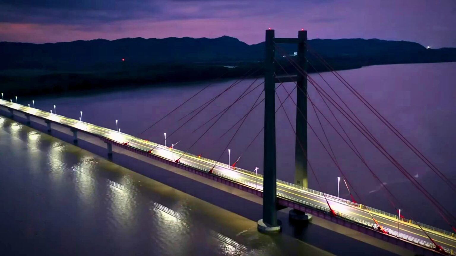 éclairage public solaire du pont costa rica de nuit