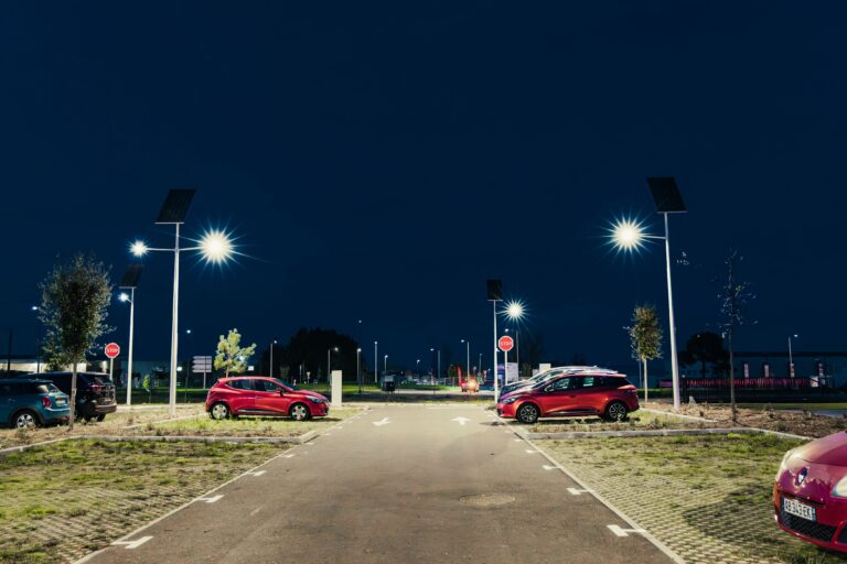 Lampadaires solaires professionnels éclairant un parking