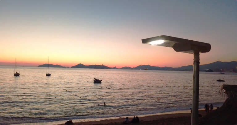 Lampadaire solaire en zone côtière à Acapulco